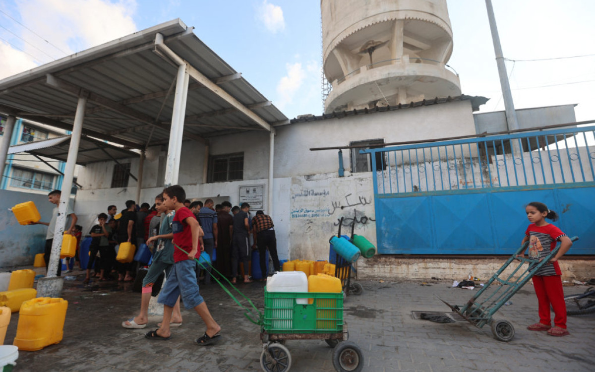 Gaza residents struggle to follow Israeli evacuation order amid critical water shortage